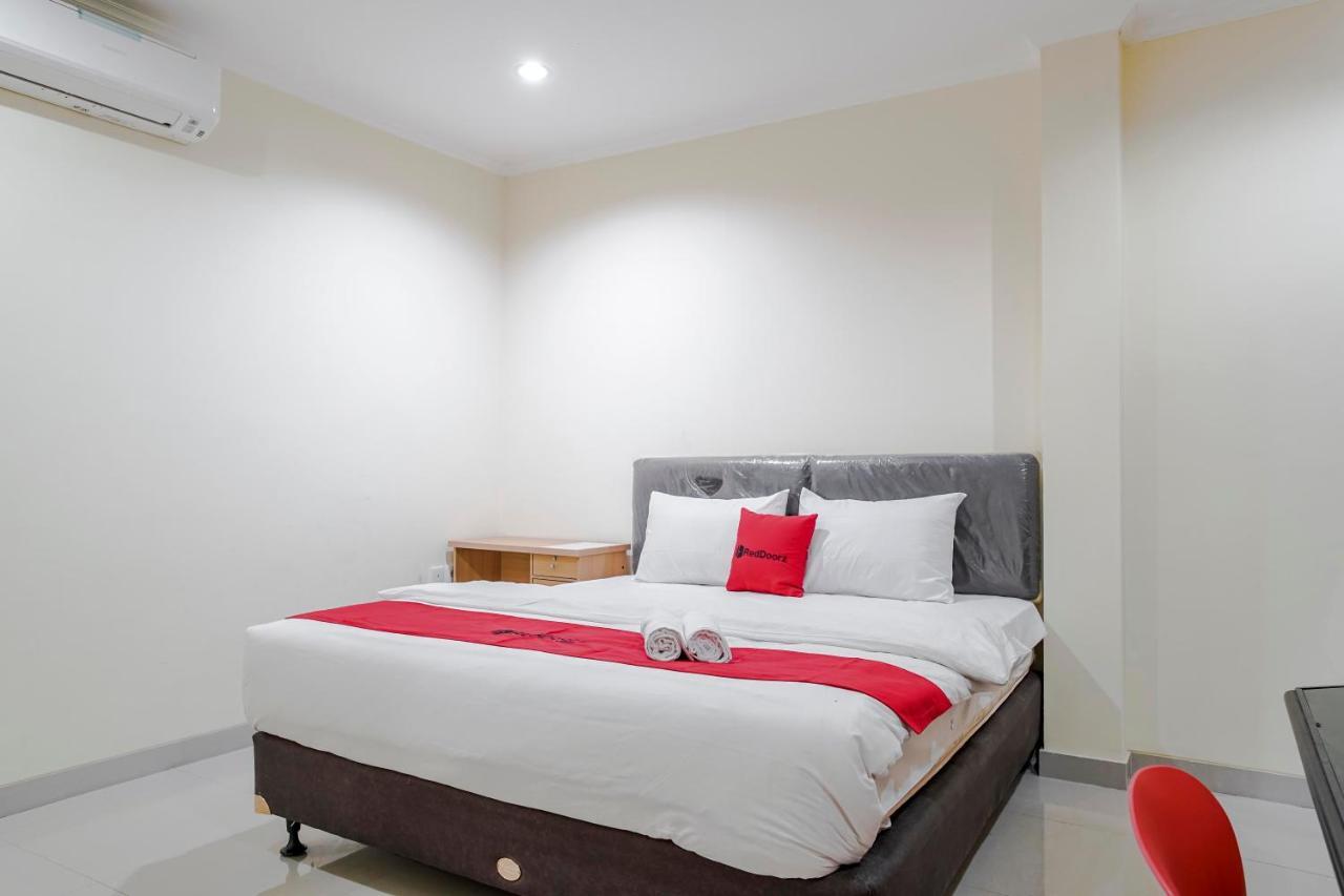 Reddoorz @ Jalan Biak Roxy Джакарта Екстериор снимка