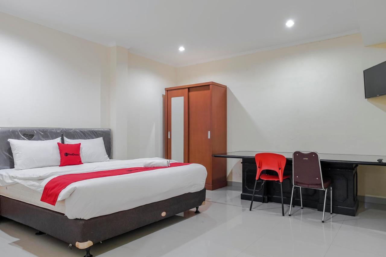 Reddoorz @ Jalan Biak Roxy Джакарта Екстериор снимка