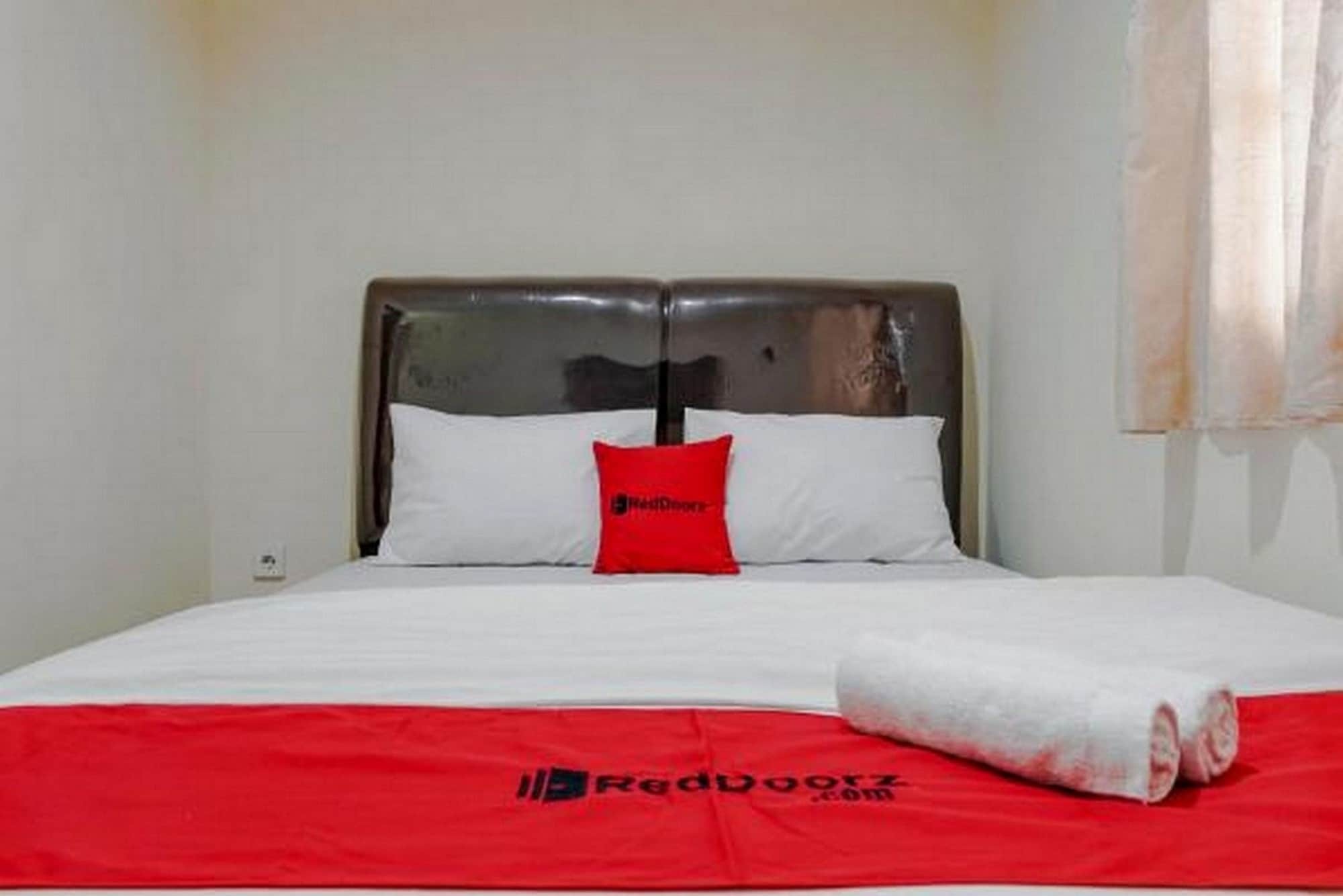 Reddoorz @ Jalan Biak Roxy Джакарта Екстериор снимка