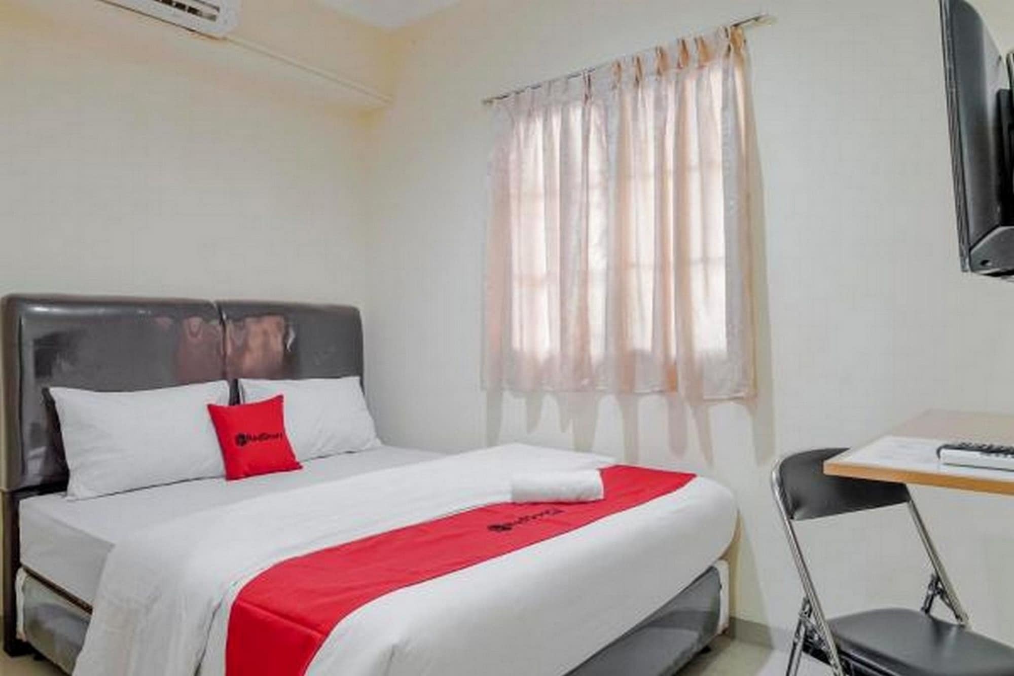 Reddoorz @ Jalan Biak Roxy Джакарта Екстериор снимка